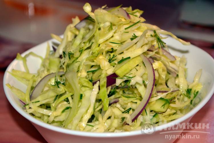 Салат из капусты с огурцом и луком