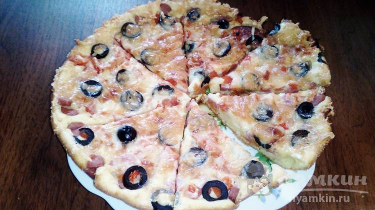 Ароматная пицца с колбасой, маслинами и помидором