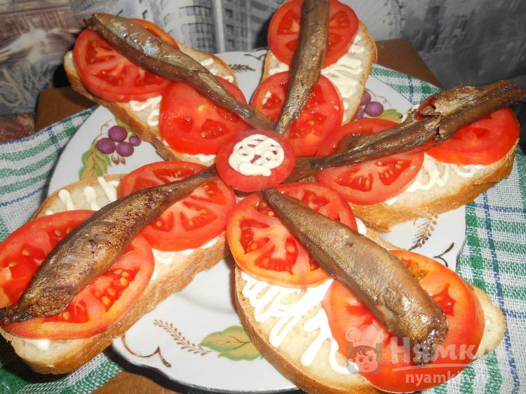 Бутерброды со шпротами из мойвы с помидорами для фуршета