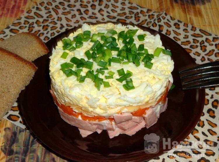 Слоеный салат с вареной колбасой