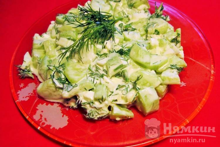 Диетический салат из огурцов и зелени