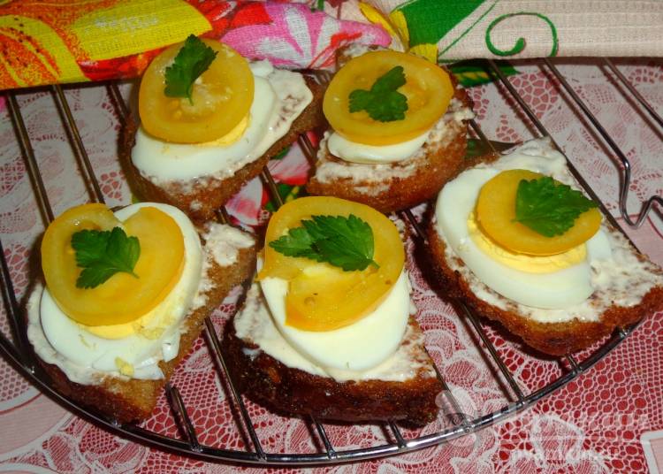 Гренки с яйцом и помидорами: вкусный рецепт