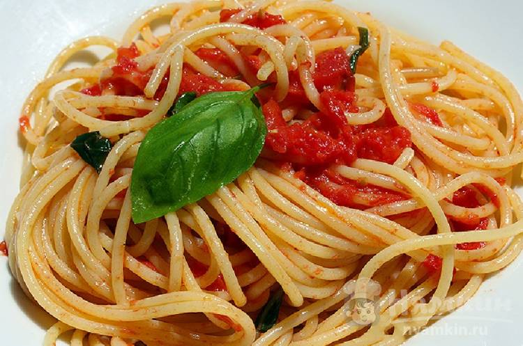 Спагетти с сыром, помидорами и чесноком