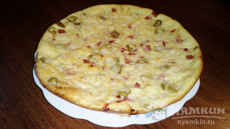 Майонезная пицца с болгарским перцем, колбасой и оливками