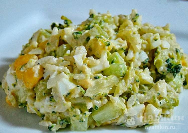 Салат с брокколи и яйцом