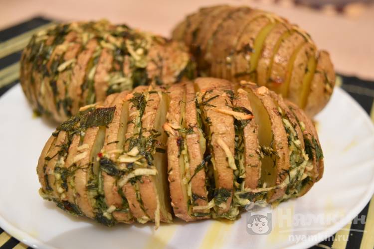 Картошка - гармошка с чесноком и зеленью