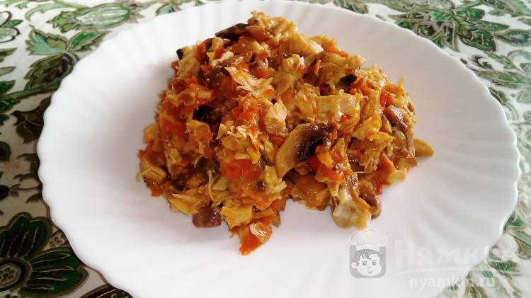Шампиньоны с куриной грудкой, луком, морковью и болгарским перцем на сковороде