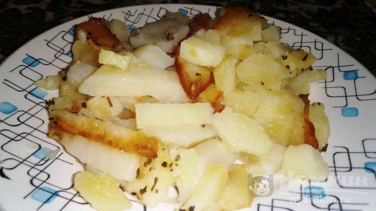Жареный картофель с луком и базиликом на скорую руку