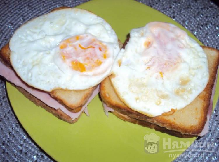 Сэндвич с яйцом, сыром и ветчиной на сковороде