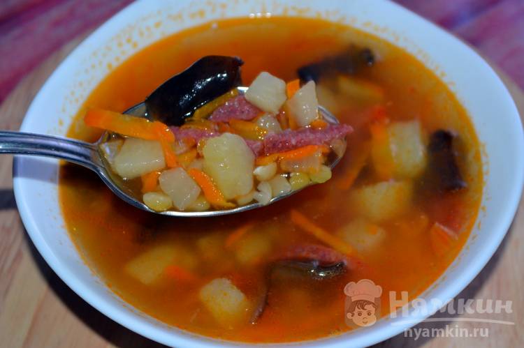 Гороховый суп с копченой колбасой и грибами 