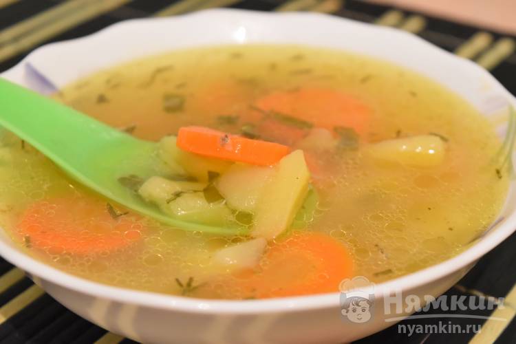 Свежий овощной суп с зеленью и лимоном