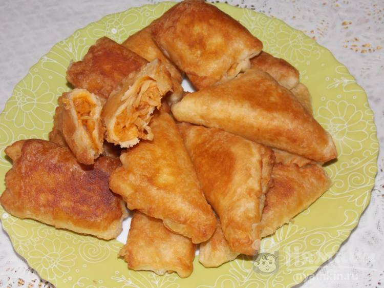 Пирожки из слоеного теста: жарим хрустящую вкуснятину на сковороде с мясом или яблоками
