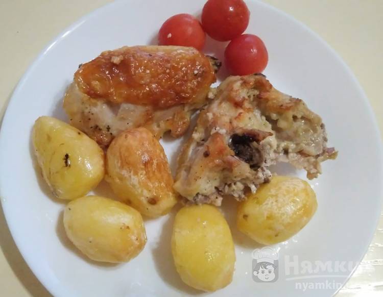 Сочная курица с картошкой и сметаной в духовке