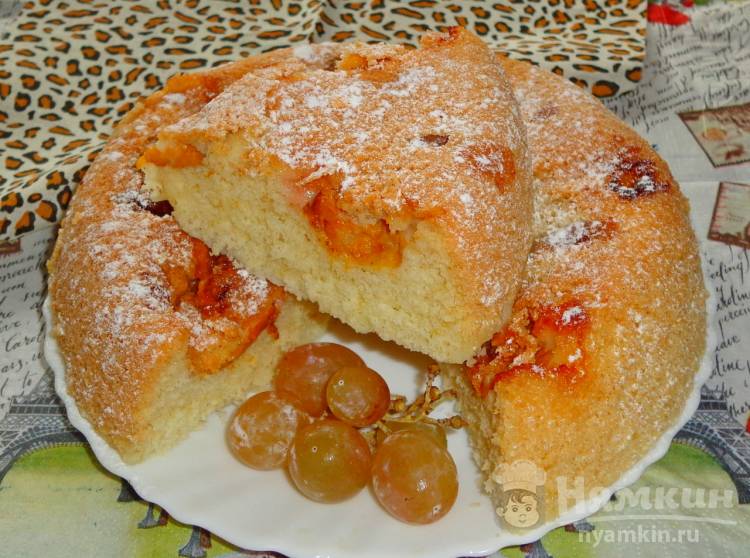 Пирог с абрикосами и виноградом в мультиварке
