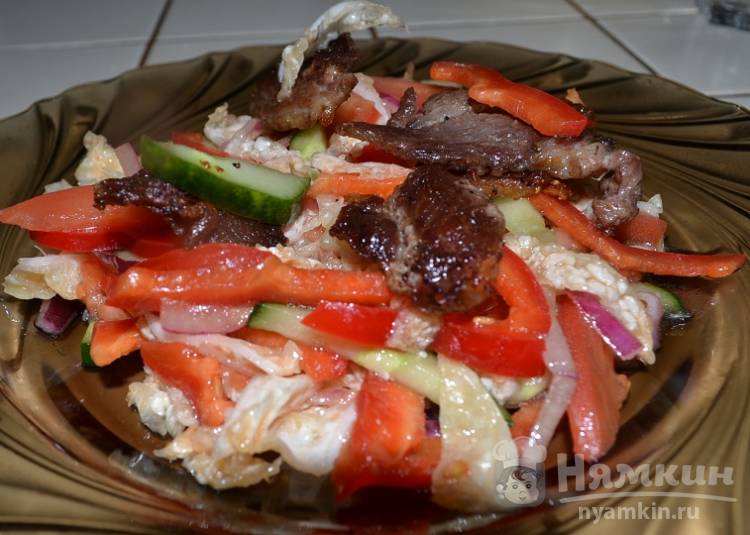 Салат с обжаренной говядиной и свежими овощами