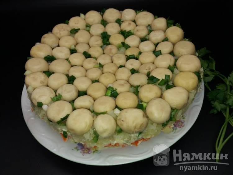 Салат-торт «Лесная поляна» с опятами, фасолью, сыром и сухариками