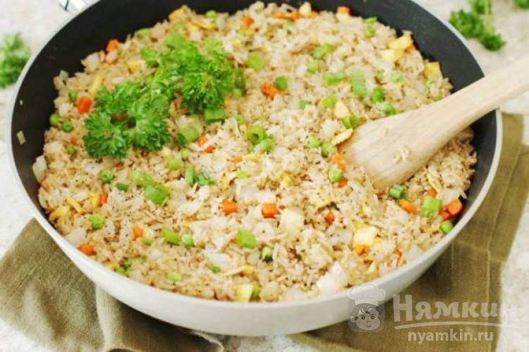 Жареный рис с яичным блинчиком и овощами