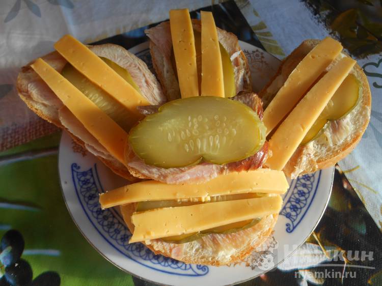 Бутерброды с копчёной курицей, солёным огурцом и сыром