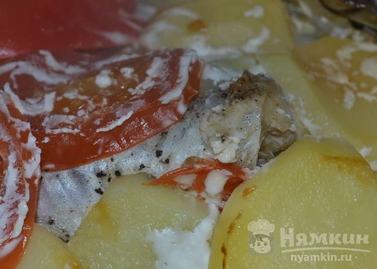 Рыба запеченная в духовке с картошкой и сыром в кефирном соусе