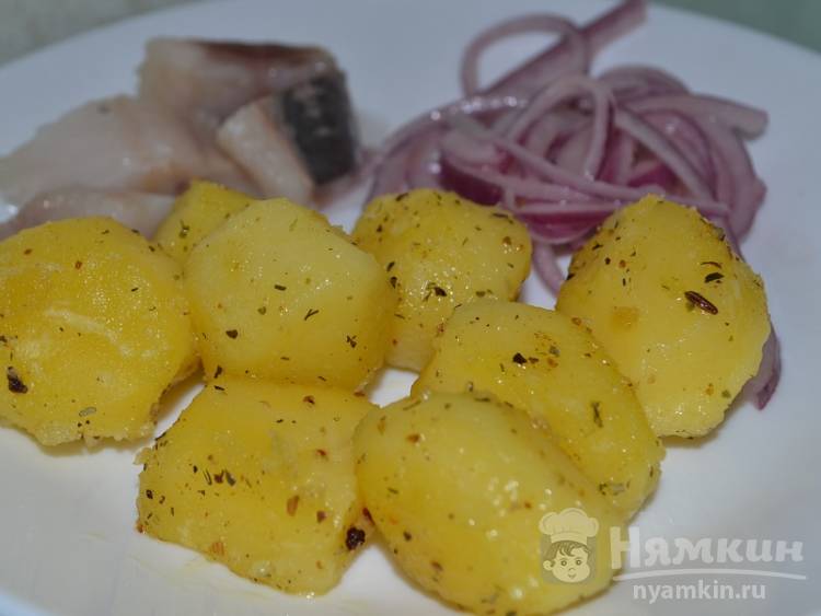 Жареная картошка с луковым салатом