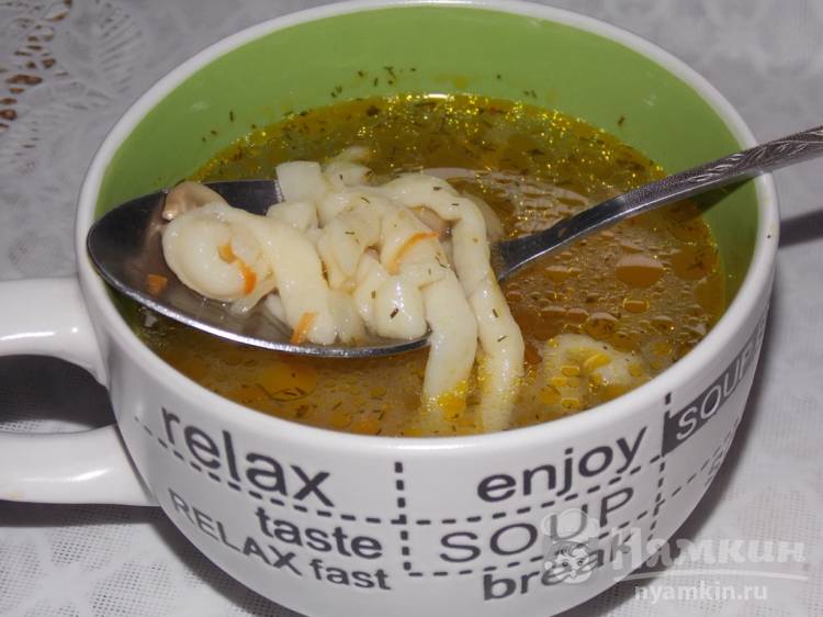 Грибной суп с домашней лапшой в мультиварке