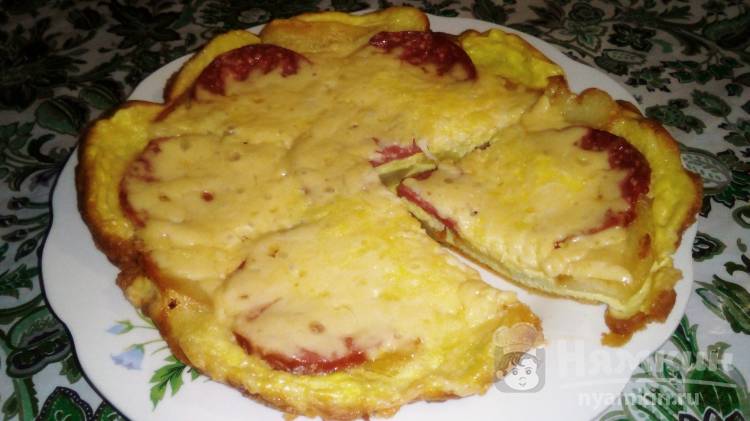 Быстрый завтрак с картофелем, колбасой, яйцами и сыром