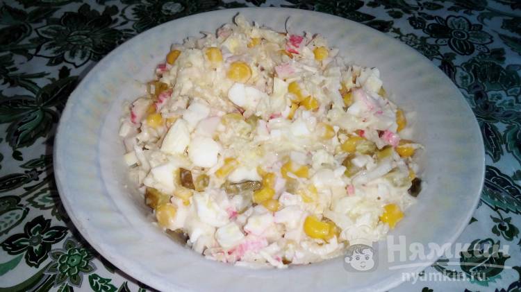 Крабовый салат с соленым огурцом, яйцами и пекинской капустой