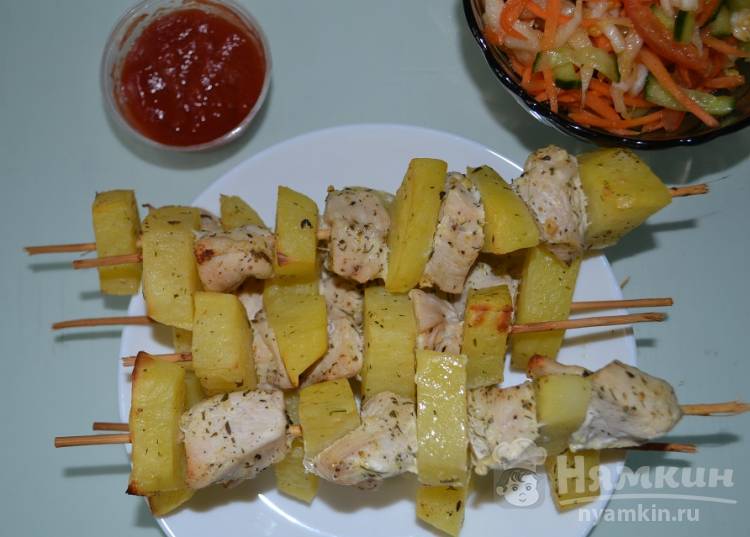 Картошка с куриным филе на шпажках в духовке