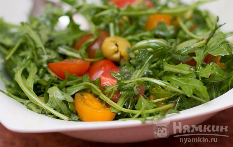 Низкокалорийный салат из рукколы с помидорами