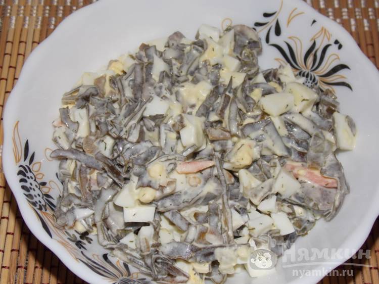 Салат из морской капусты с жареными грибами