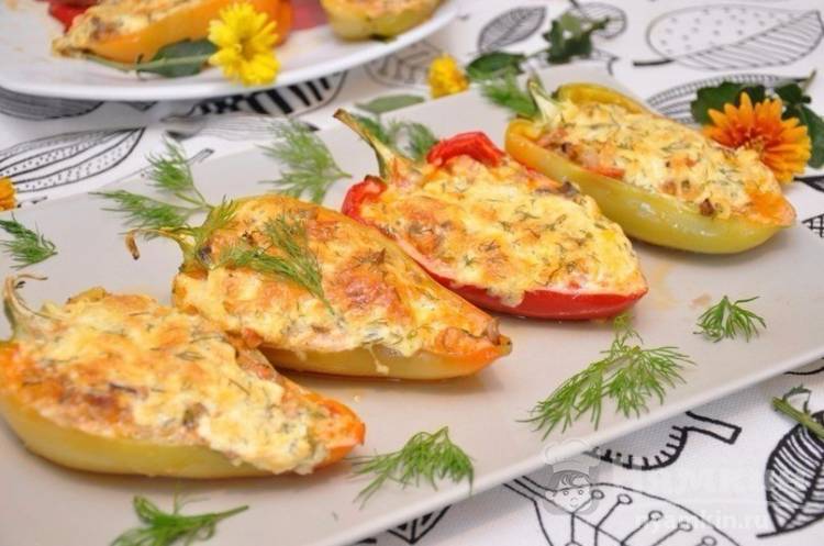 Перчики с курицей, грибами и сыром