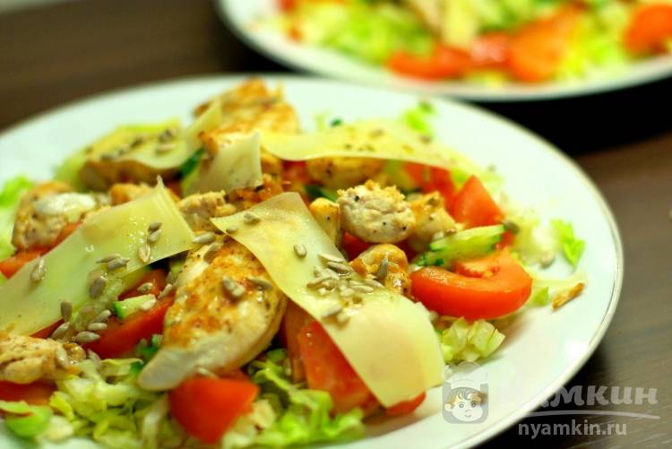 Салат с куриным филе, грибами и овощами