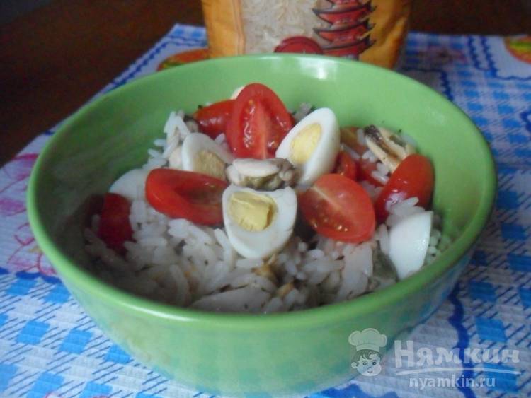Рисовый салат с мидиями и помидорами черри