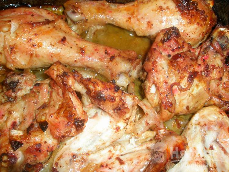 Курица с луком маринованная в соусе ткемали