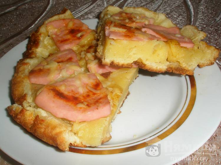 Пицца на сковороде с колбасой и жгучим красным перцем