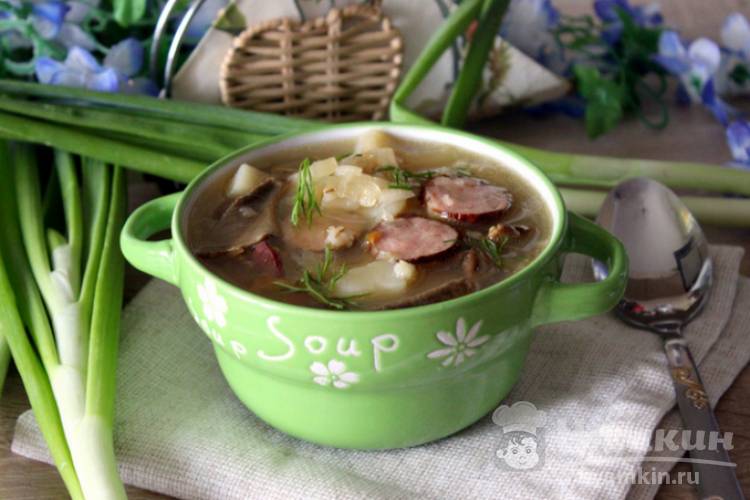 Суп с капустой, грибами и копчеными колбасками