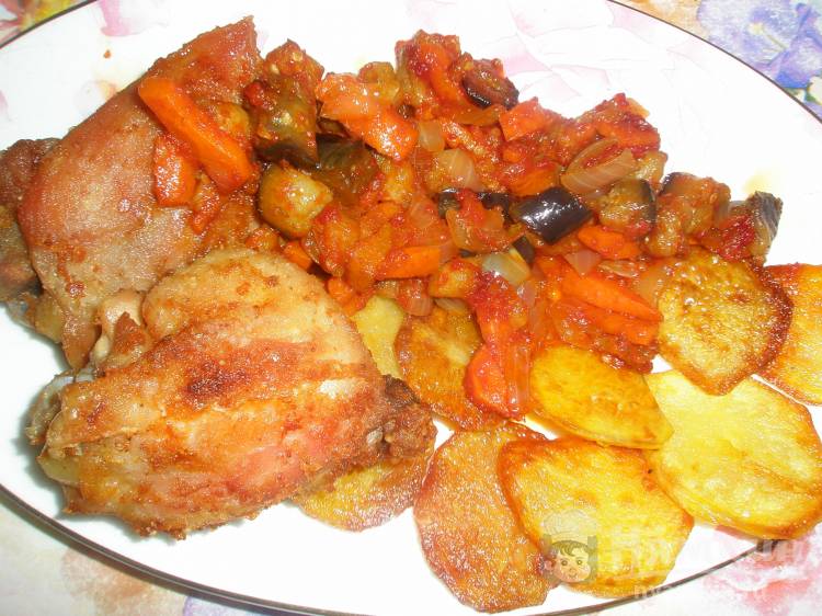 Острые куриные бёдрышки с картофелем и овощами