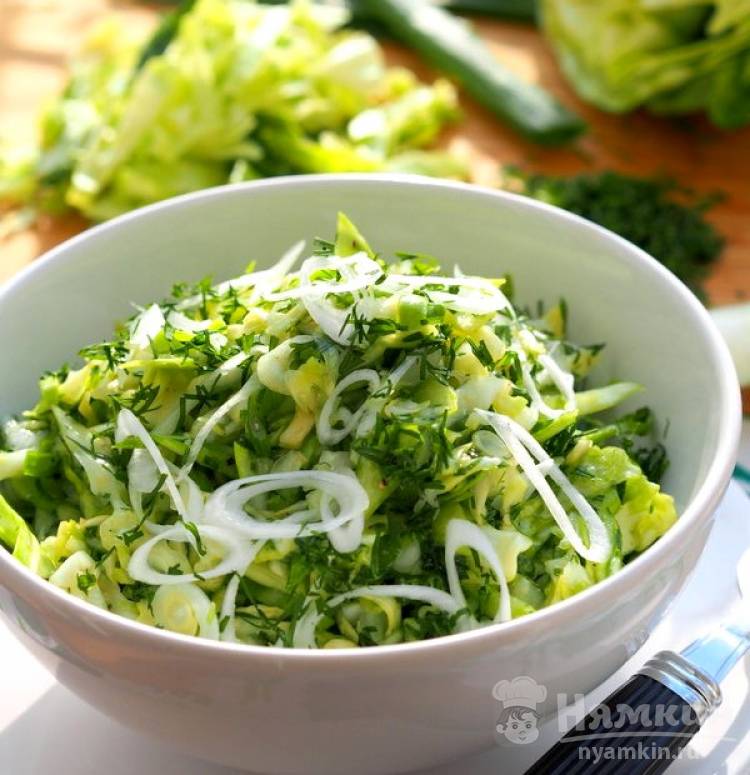 Диетический салат из свежей капусты и зелени