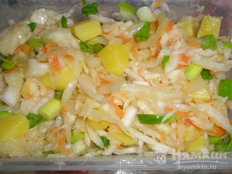 Салат из квашеной капусты с картофелем и зелёным луком