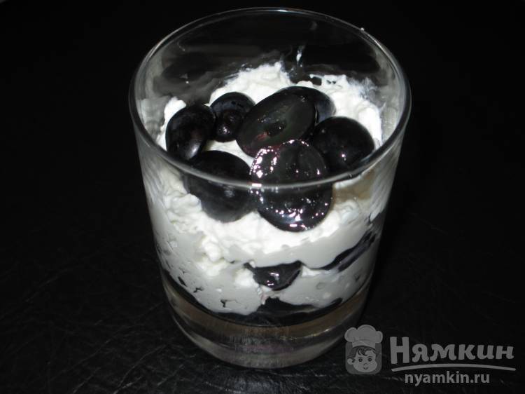 Десерт творожно-сметанный со сладким чёрным виноградом