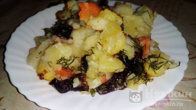Картофель с морковью, черносливом и укропом в духовке