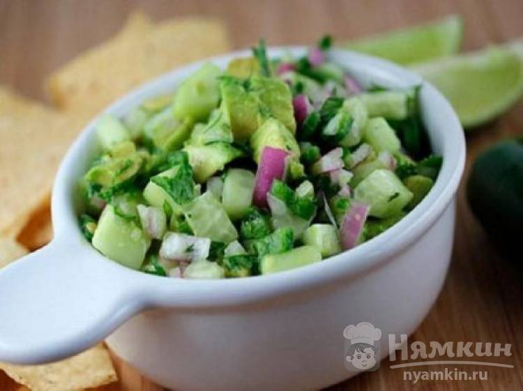 Простой салат из зеленых овощей и фруктов