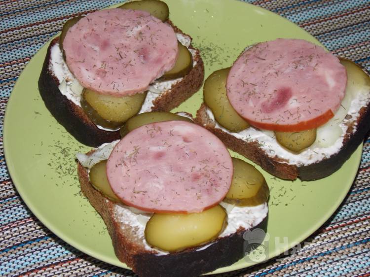 Сытные бутерброды с ветчиной на черном хлебе