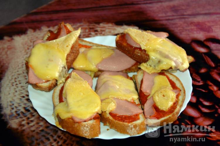 Вкусные бутерброды с колбасой и сыром