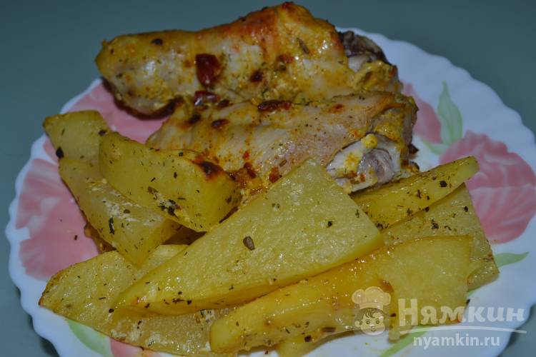 Курица с картошкой, грибами, сыром и сметаной в горшочках