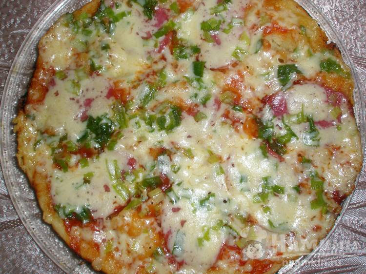 Пицца на сковороде с колбасой и зелёным луком