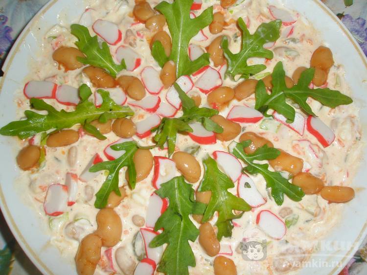 Салат из крабовых палочек, маринованных огурцов и белой фасоли