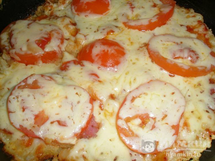Пицца на сметанном тесте с помидорами и колбасой