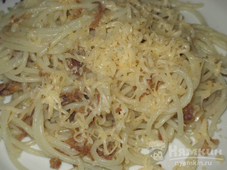 Спагетти со свиной тушенкой под сыром
