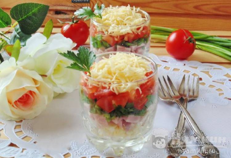 Салат с ветчиной, помидорами и сыром слоями
